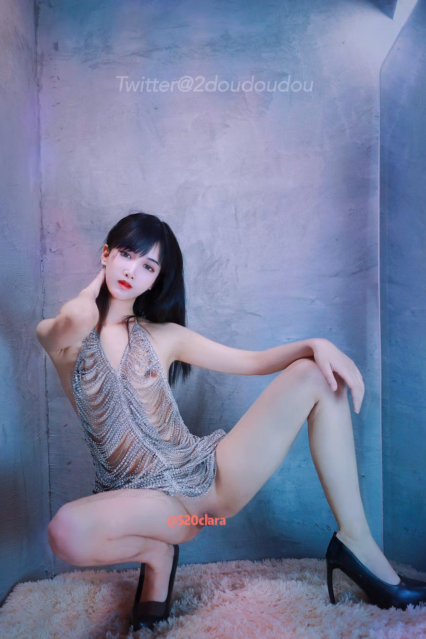 高领紧身衣线条勾勒迷人爆乳美胸身段